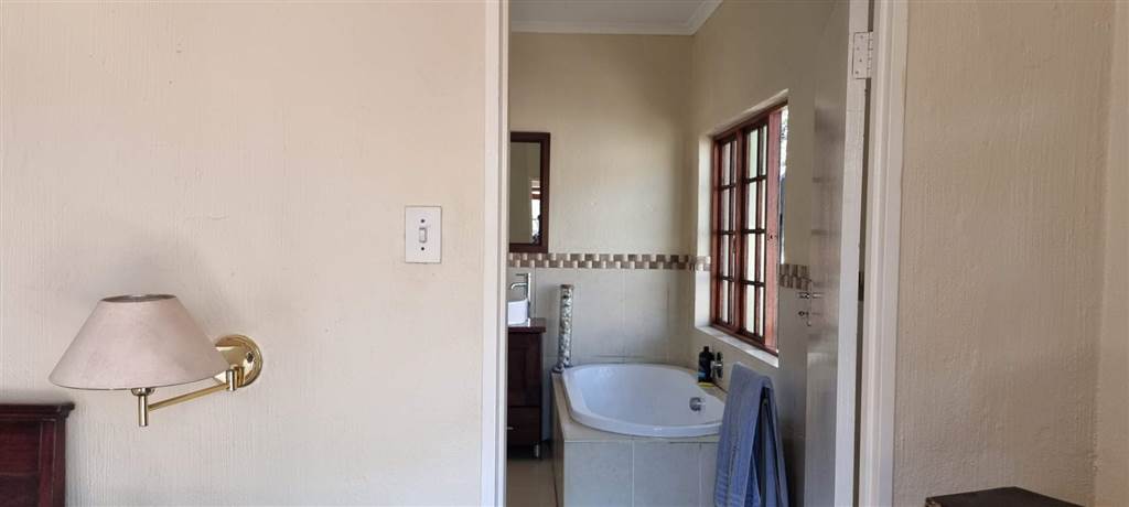4 Bed House in Lonehill photo number 24