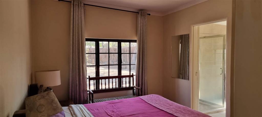 4 Bed House in Lonehill photo number 26