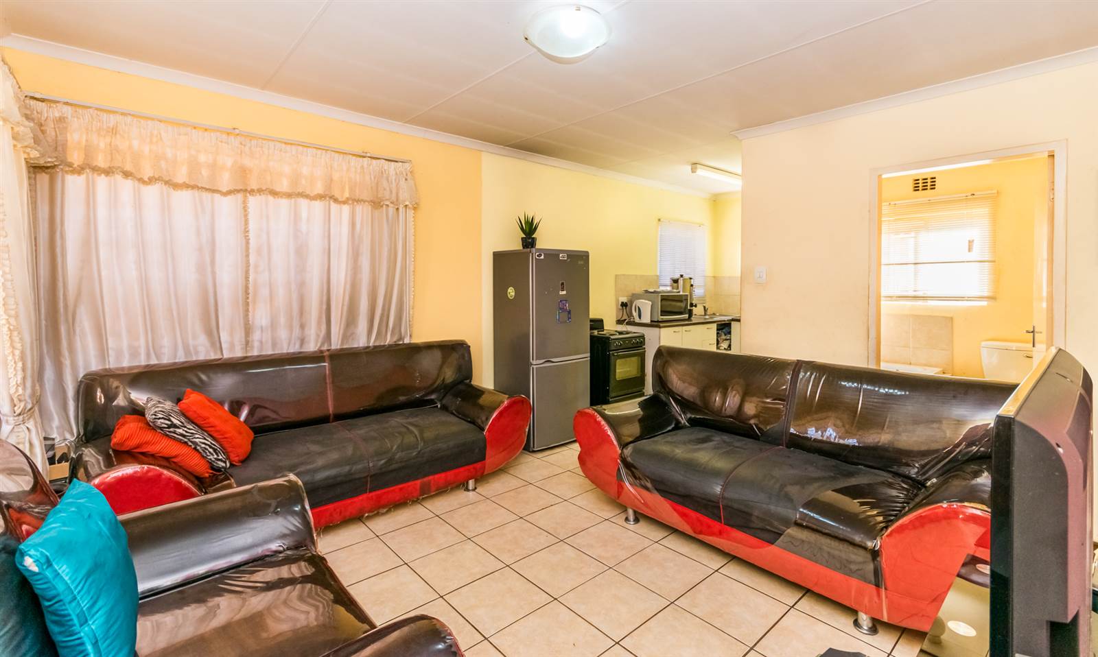 3 Bed Townhouse in Protea Glen photo number 2