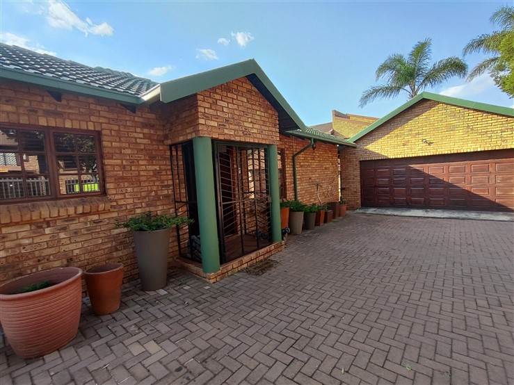 3 Bed House in Highveld photo number 3