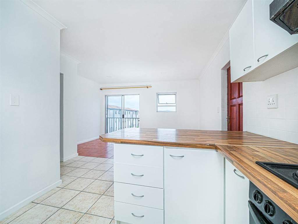 2 Bed Apartment in Lansdowne photo number 6