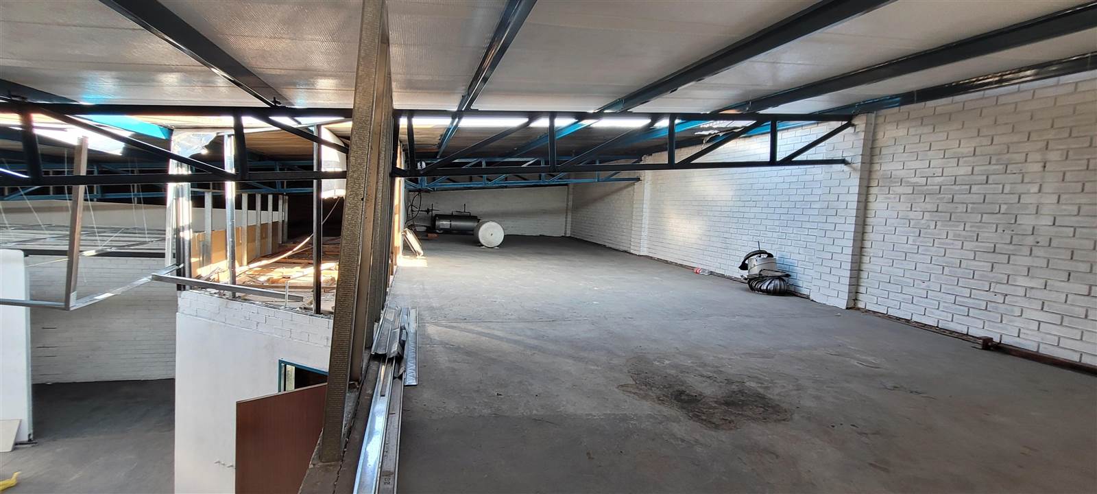 500  m² Industrial space in Stormill photo number 8