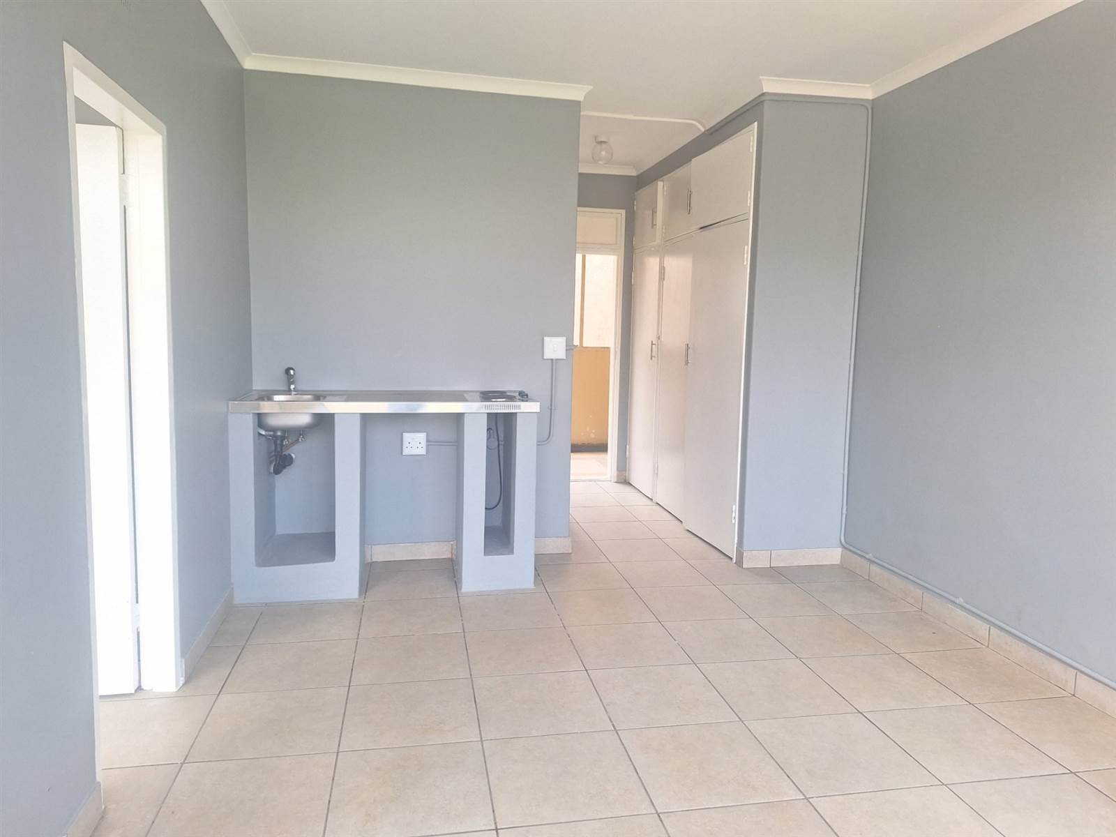 1 Bed Apartment in Yeoville photo number 5