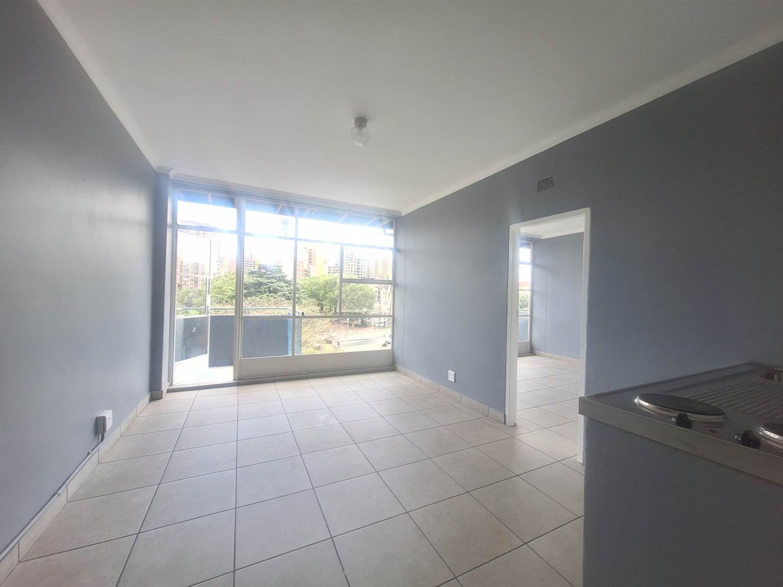 1 Bed Apartment in Yeoville photo number 3