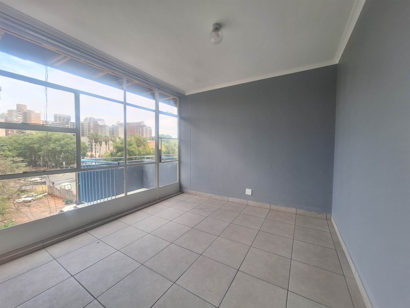 1 Bed Apartment in Yeoville photo number 2