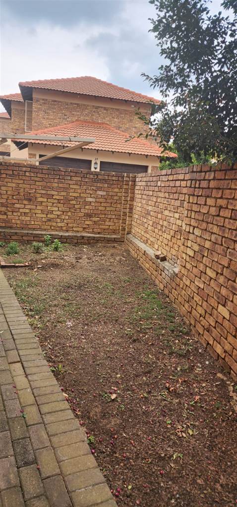 3 Bed Townhouse in Kyalami Hills photo number 12