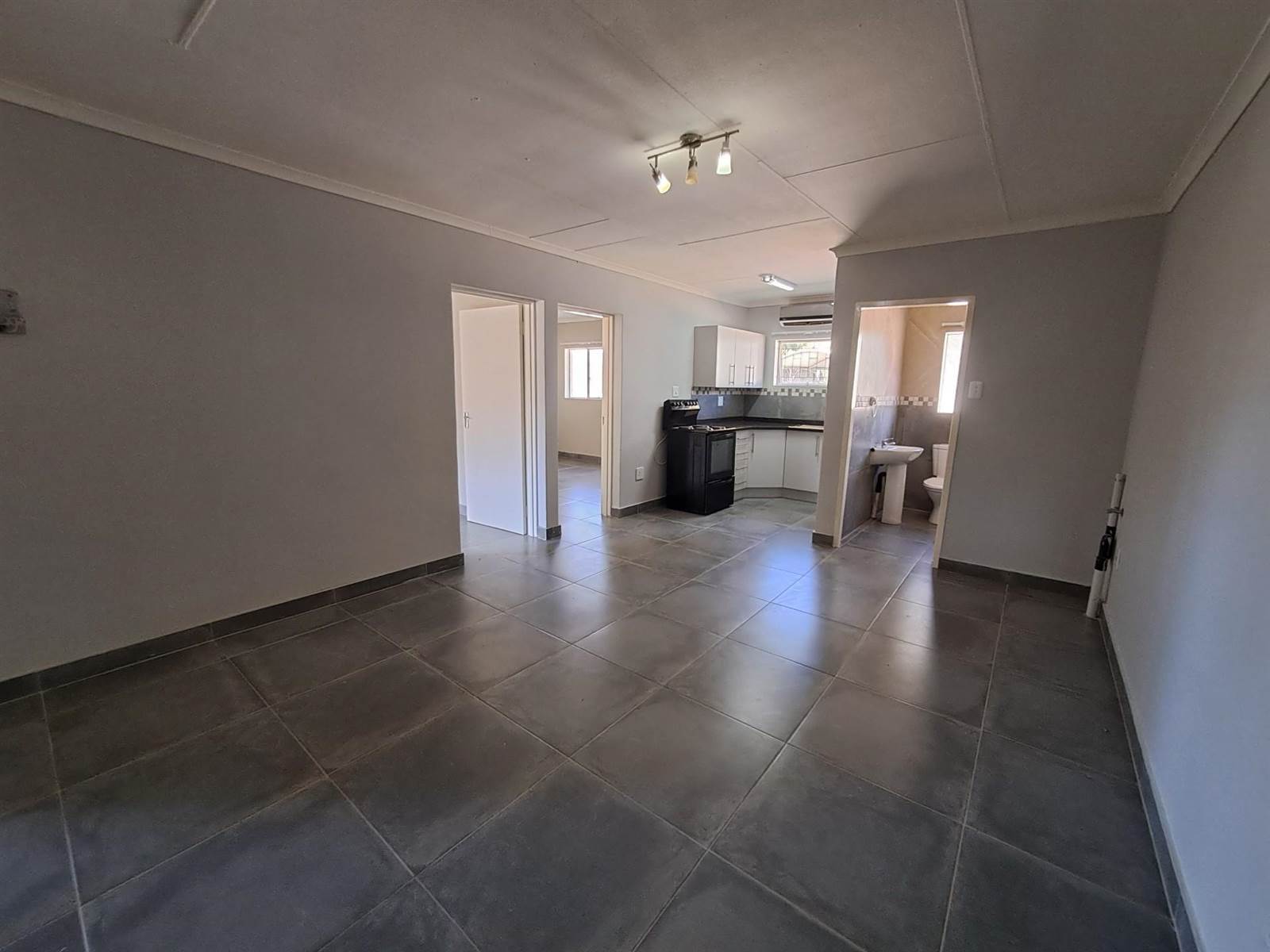 2 Bed Flat in Polokwane Central photo number 2