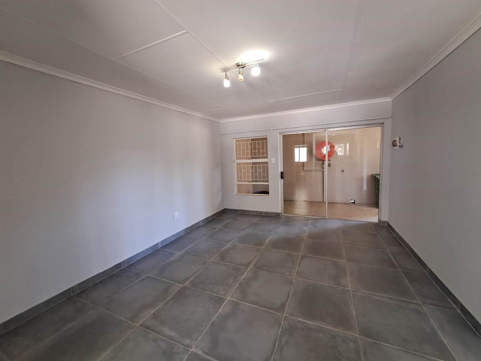 2 Bed Flat in Polokwane Central photo number 3