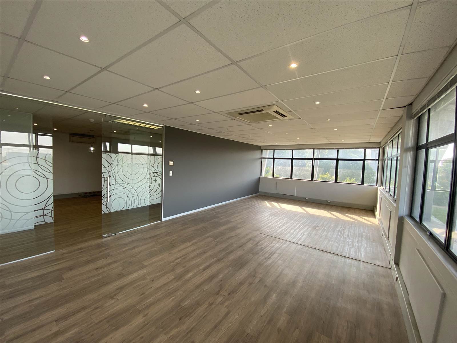 337  m² Commercial space in Parow North photo number 15