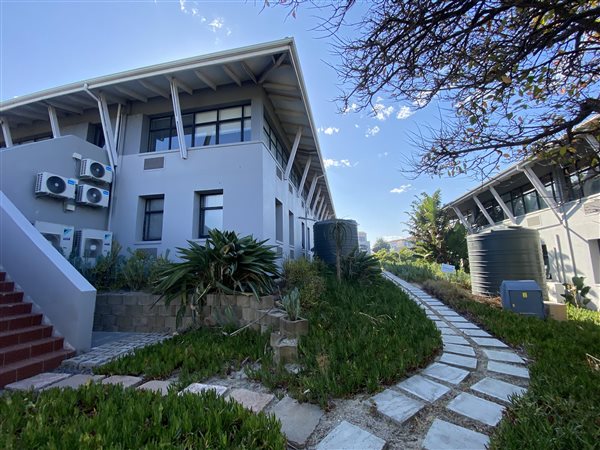 337  m² Commercial space in Parow North