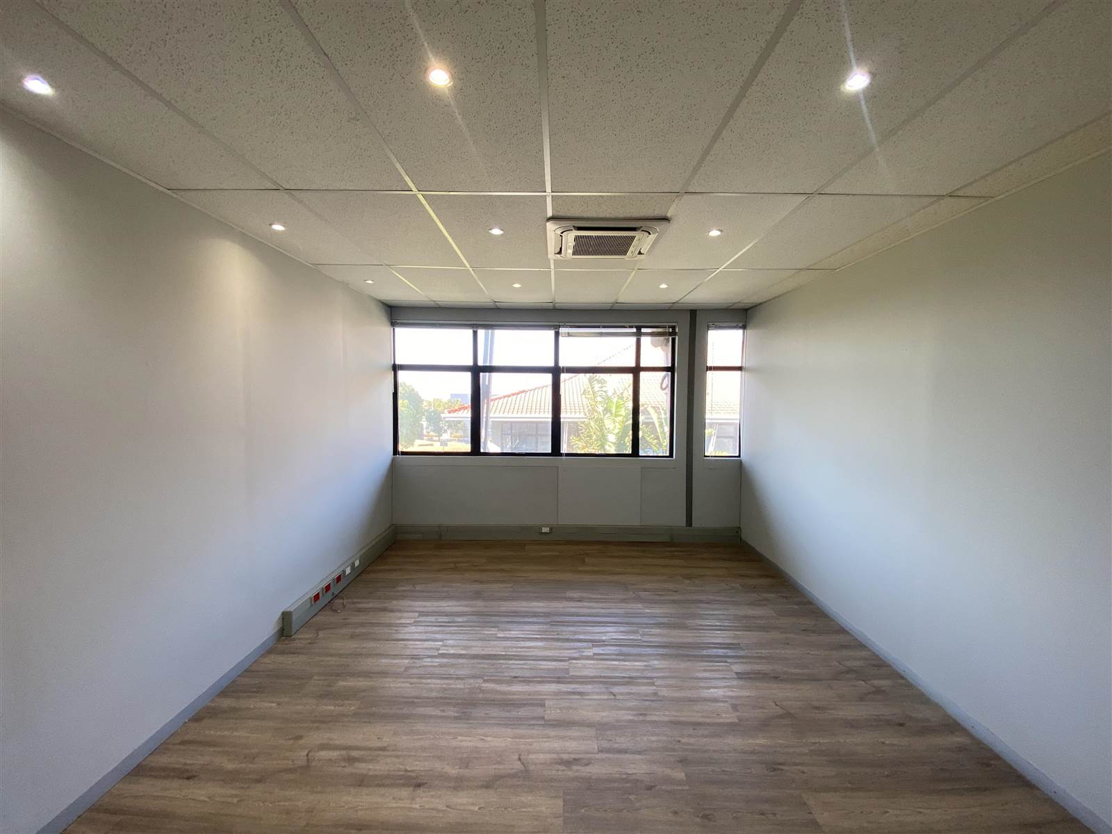 337  m² Commercial space in Parow North photo number 16