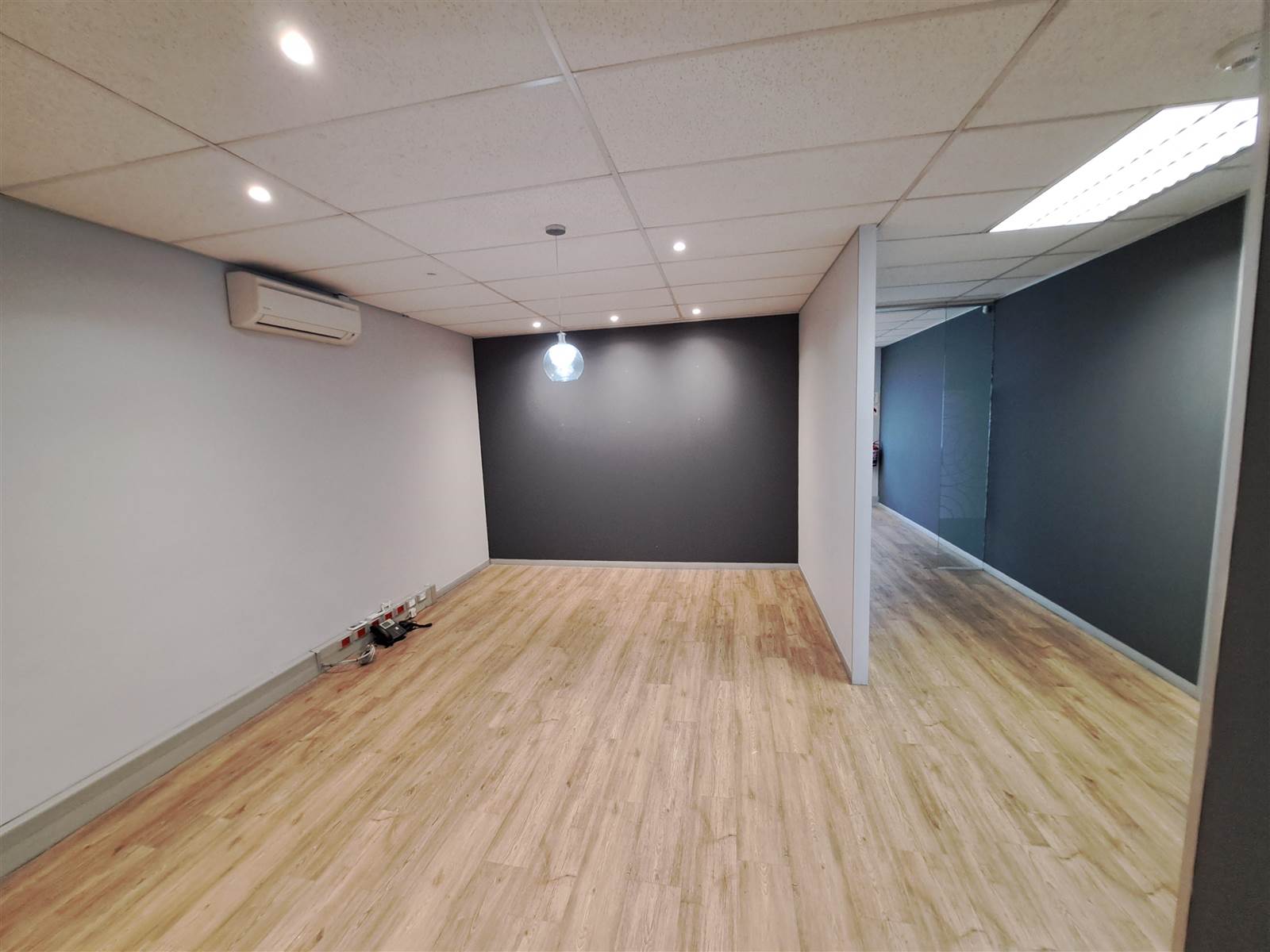 337  m² Commercial space in Parow North photo number 3