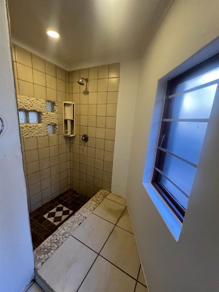 4 Bed House in Parkhurst photo number 23