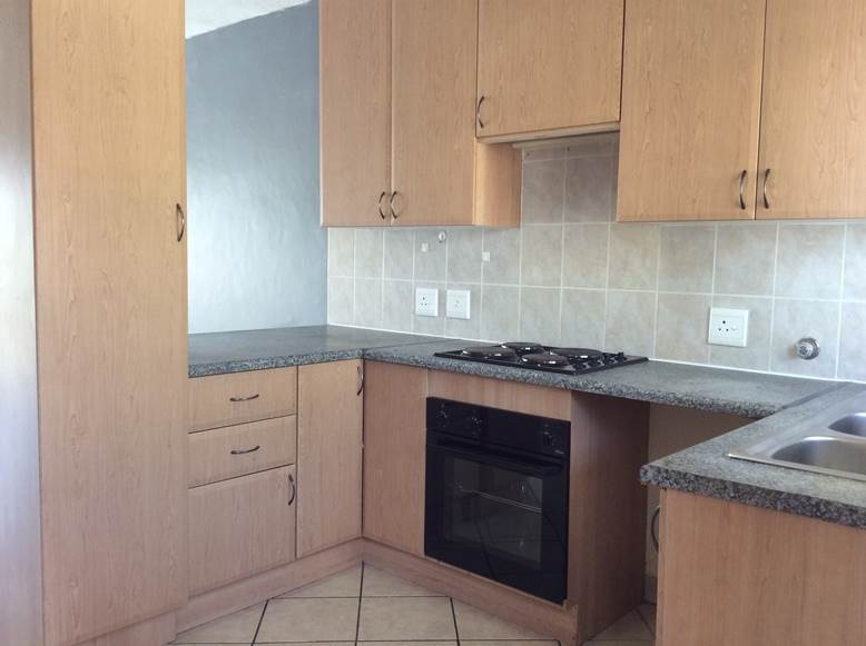2 Bed Apartment in Rooihuiskraal North photo number 6