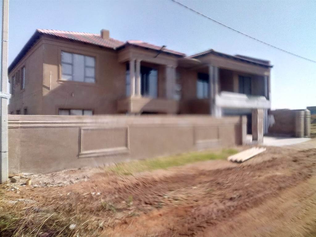 6 Bed House in Mohlakeng photo number 2
