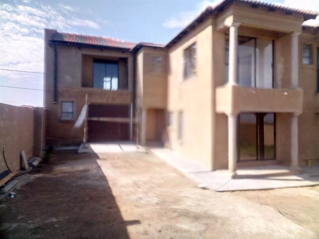 6 Bed House in Mohlakeng photo number 5