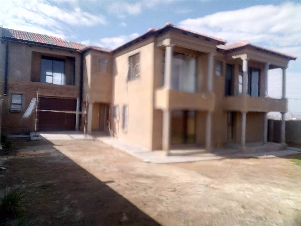 6 Bed House in Mohlakeng photo number 6