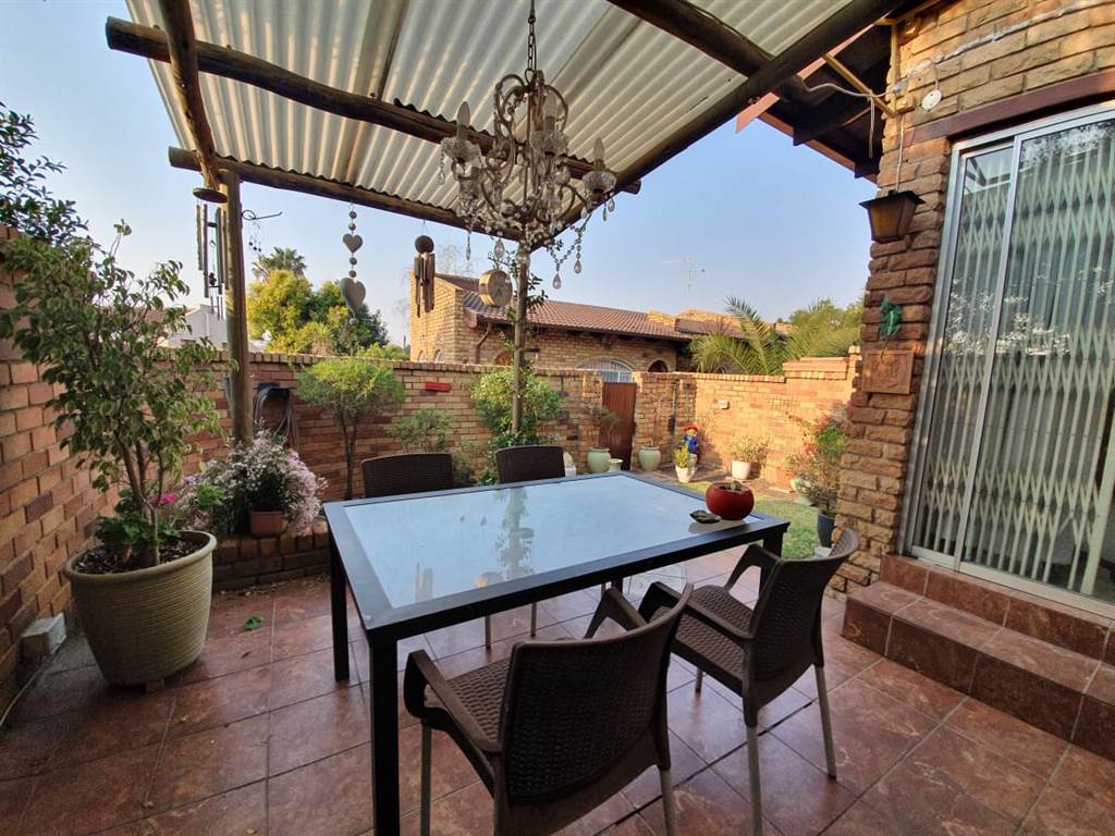 1 Bed Townhouse in Corlett Gardens photo number 3
