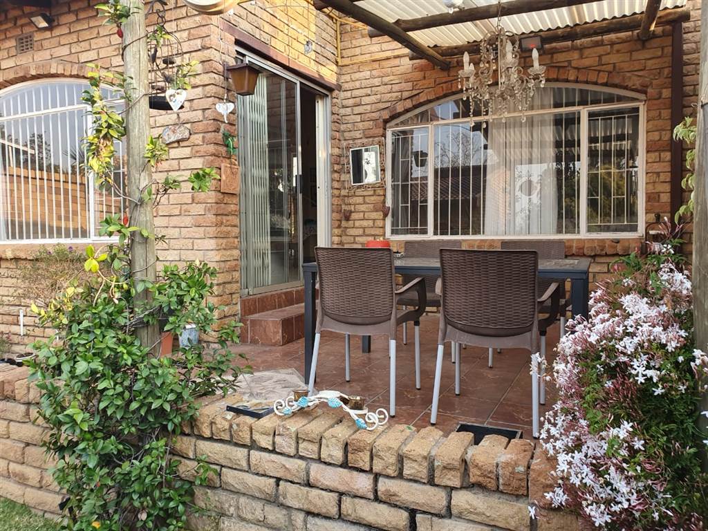1 Bed Townhouse in Corlett Gardens photo number 2