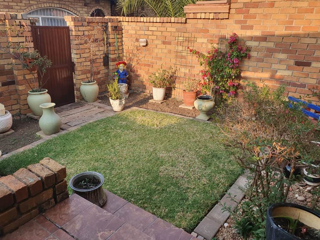 1 Bed Townhouse in Corlett Gardens photo number 21