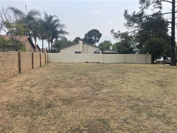 580 m² Land available in Die Hoewes