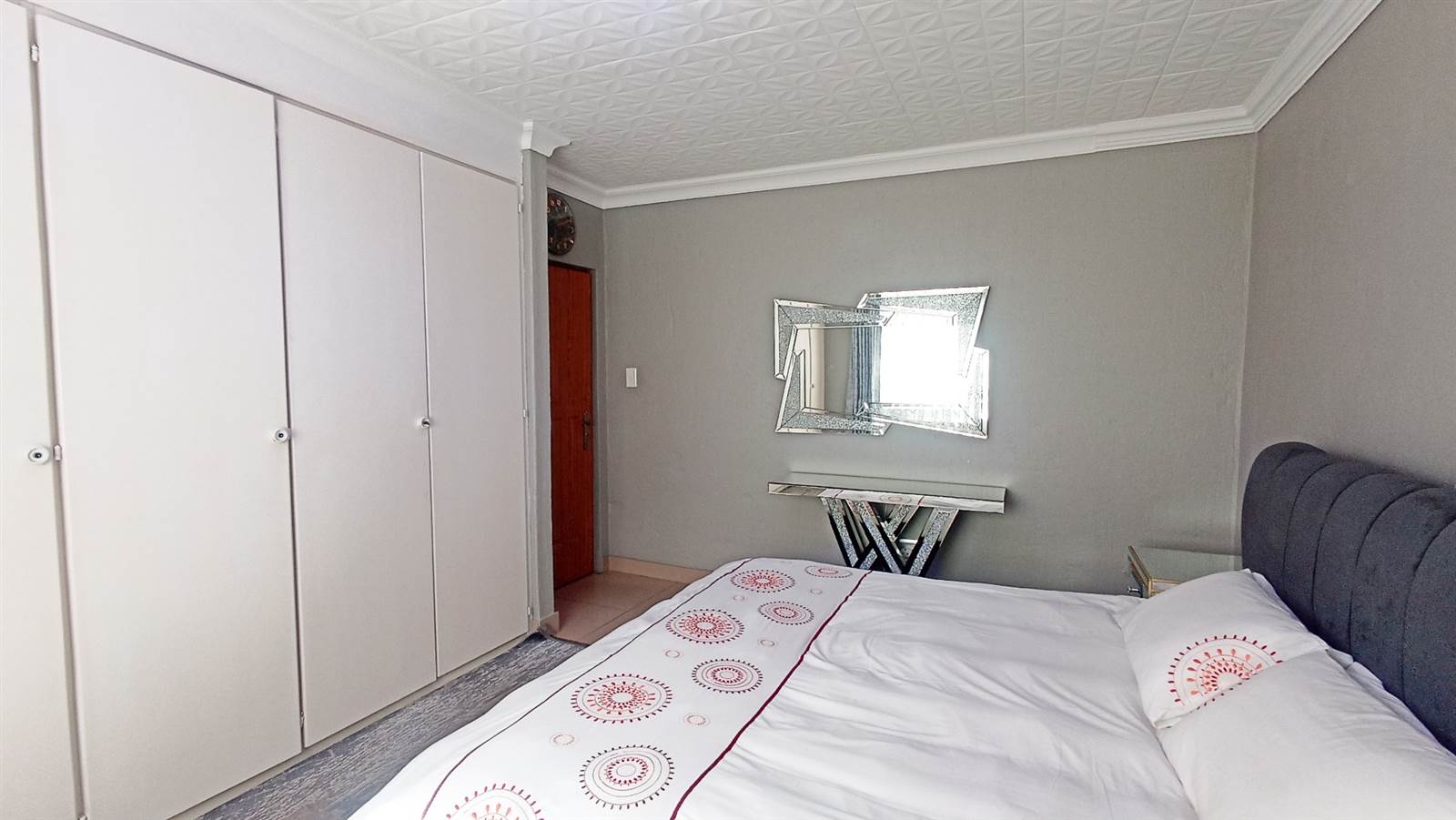 2 Bed Apartment in Corlett Gardens photo number 8