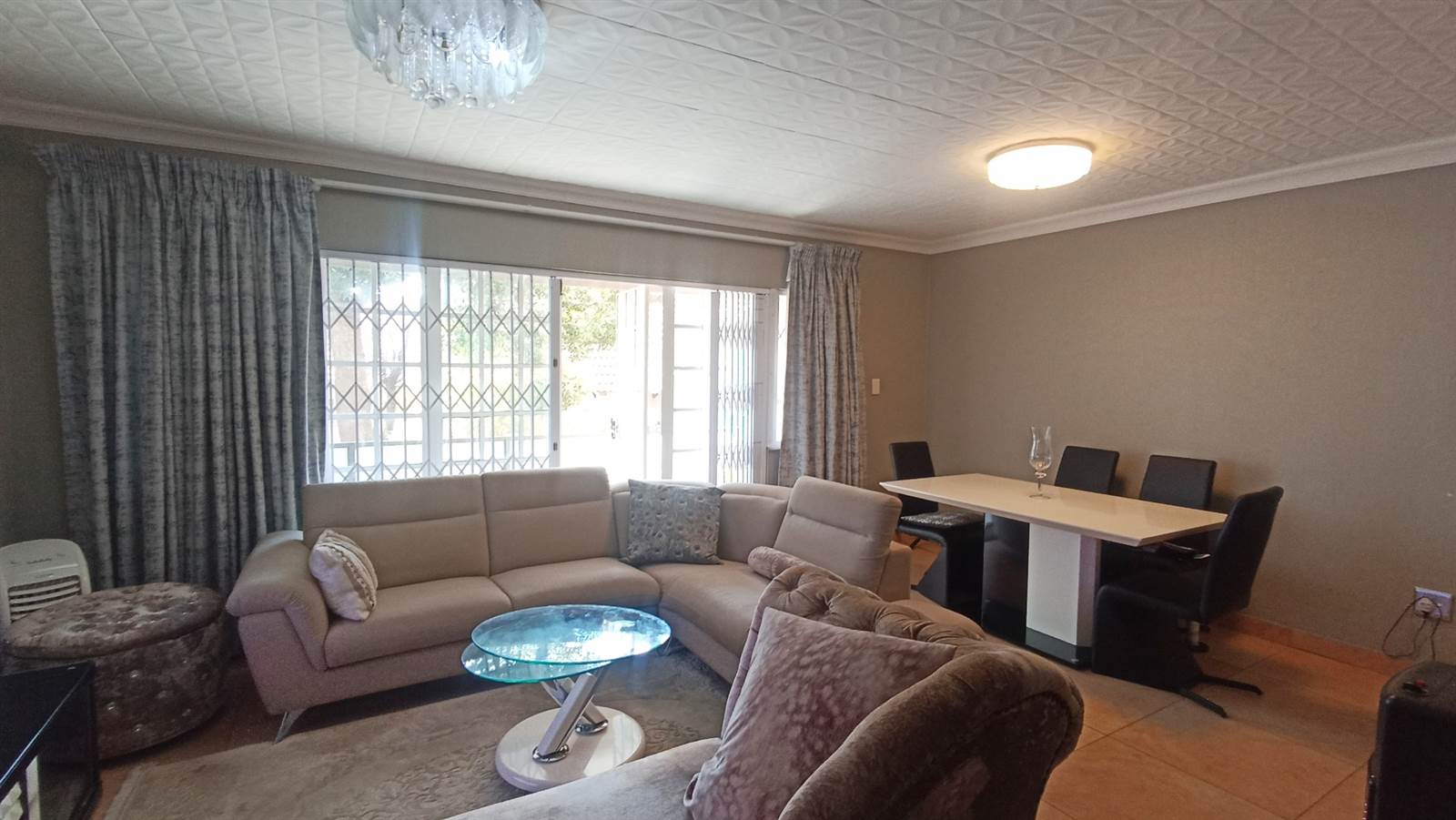 2 Bed Apartment in Corlett Gardens photo number 3