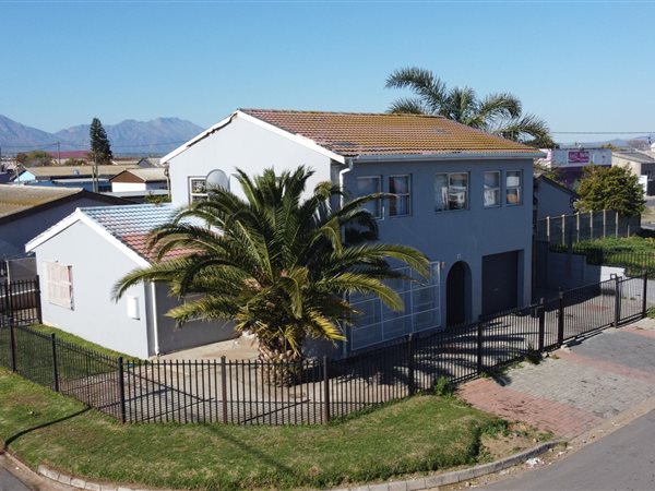 4 Bed House in Hex Park