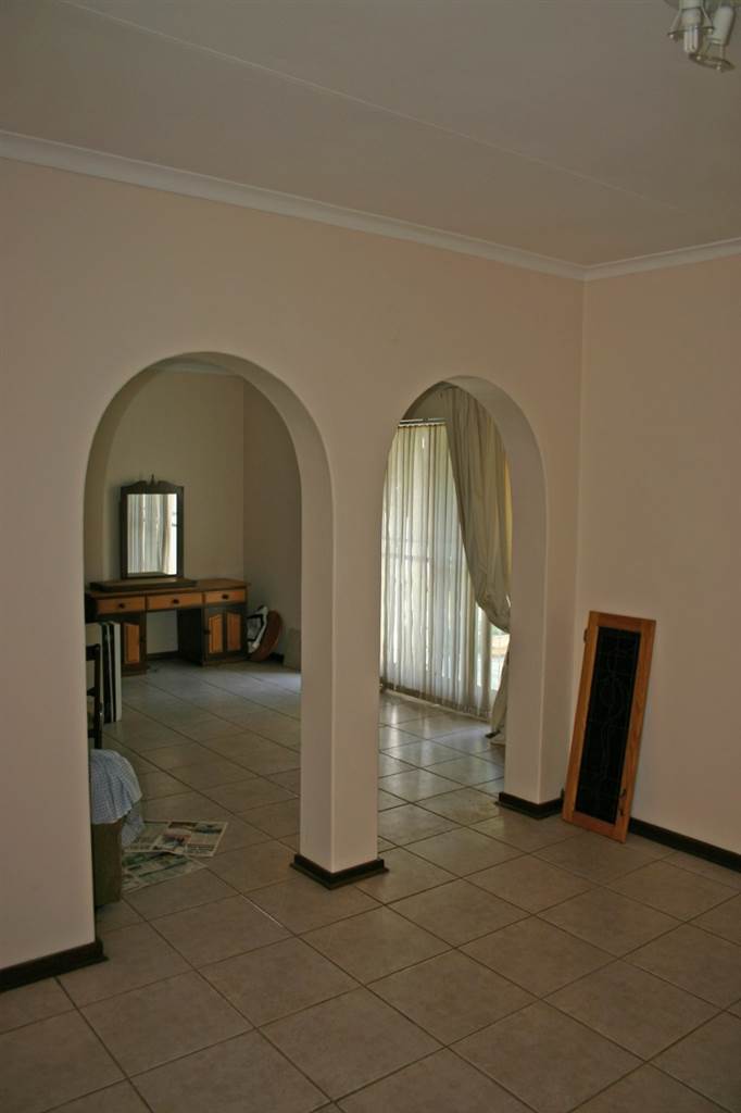 3 Bed House in Garsfontein photo number 7