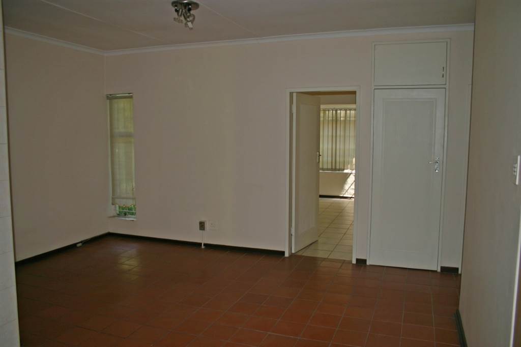 3 Bed House in Garsfontein photo number 10