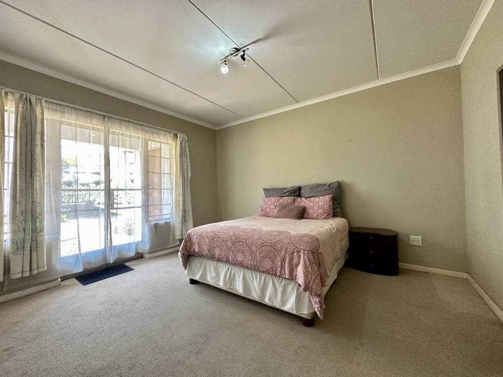 3 Bed Simplex in Douglasdale photo number 3