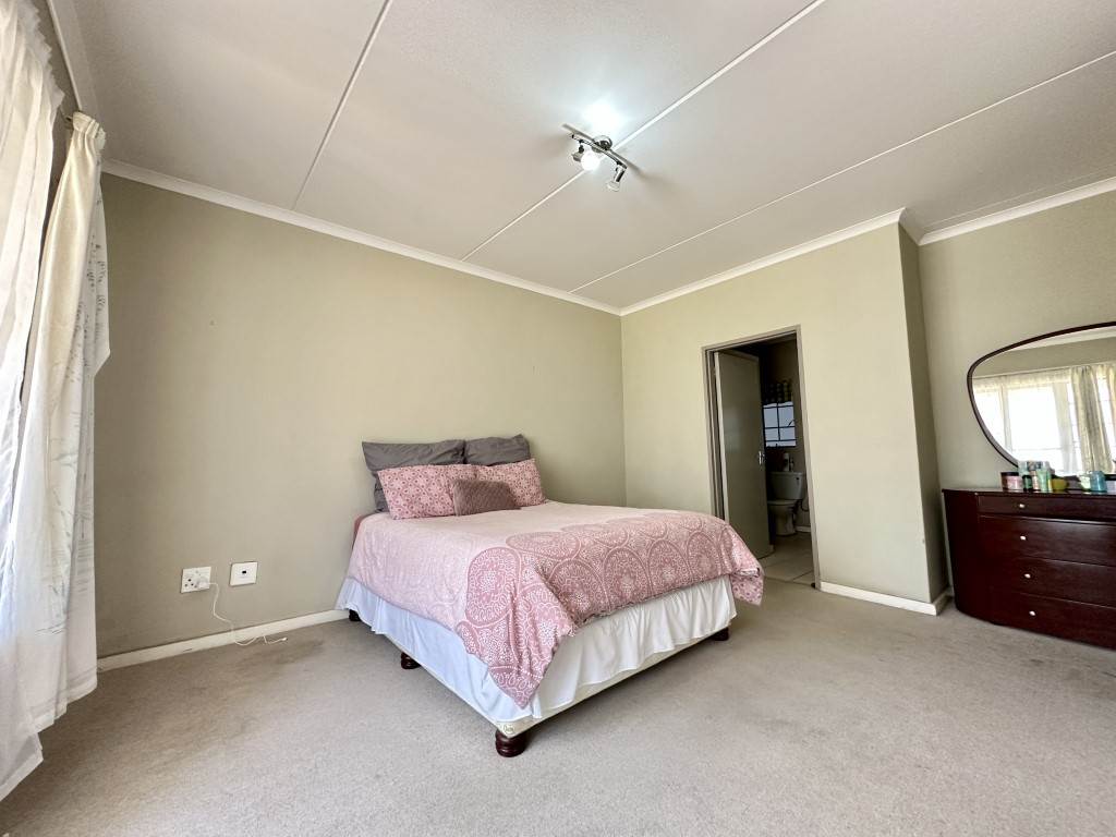 3 Bed Simplex in Douglasdale photo number 10