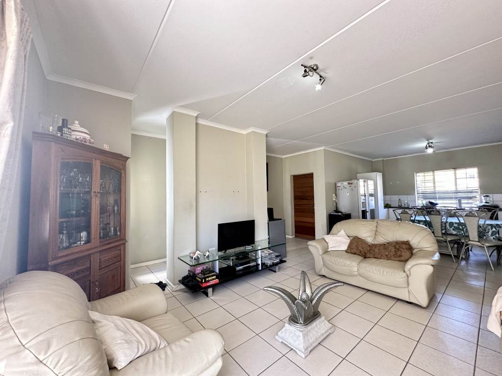 3 Bed Simplex in Douglasdale photo number 5