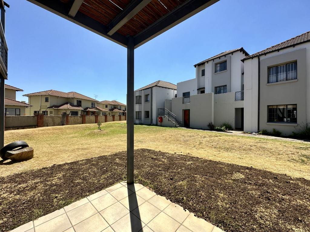 3 Bed Simplex in Douglasdale photo number 4
