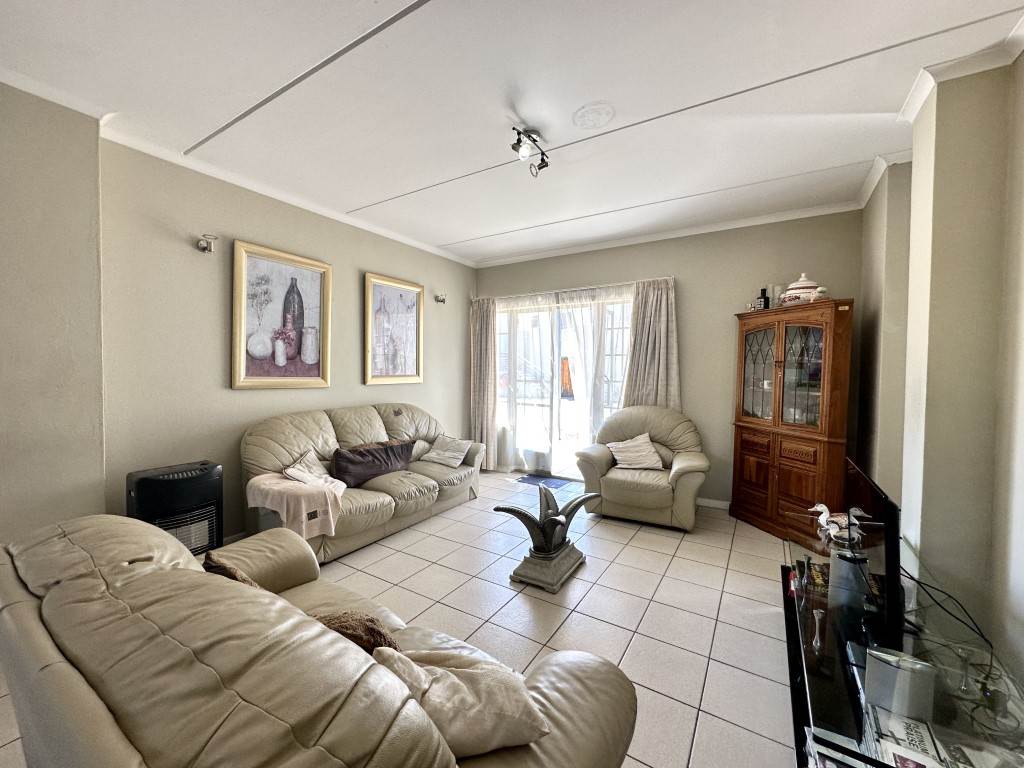 3 Bed Simplex in Douglasdale photo number 9