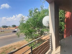 2 Bed Apartment in Rooihuiskraal North