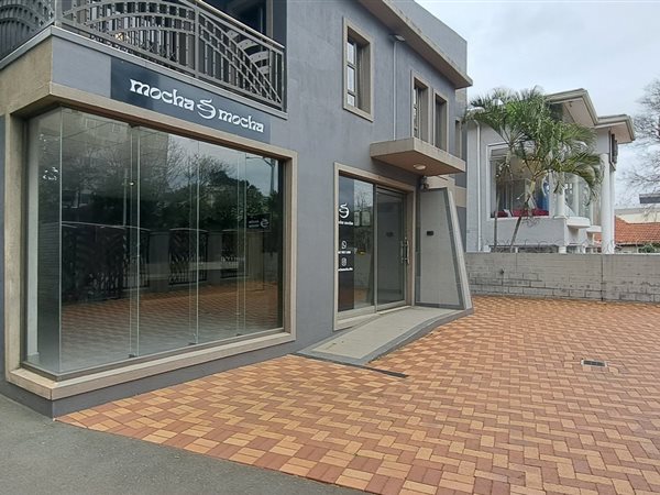 102  m² Commercial space