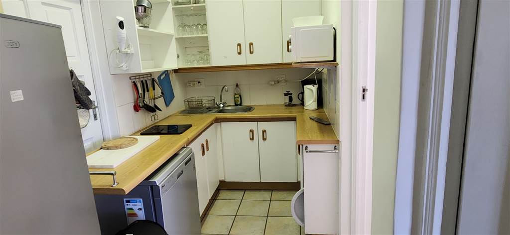 2 Bed Flat in Pringle Bay photo number 4