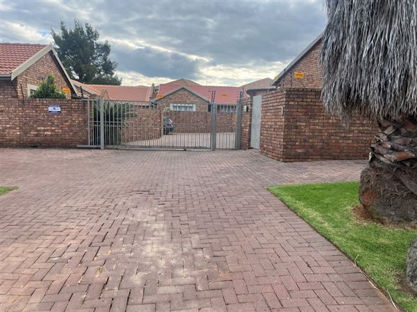 3 Bedroom Townhouse 3 Bedroom Townhouse