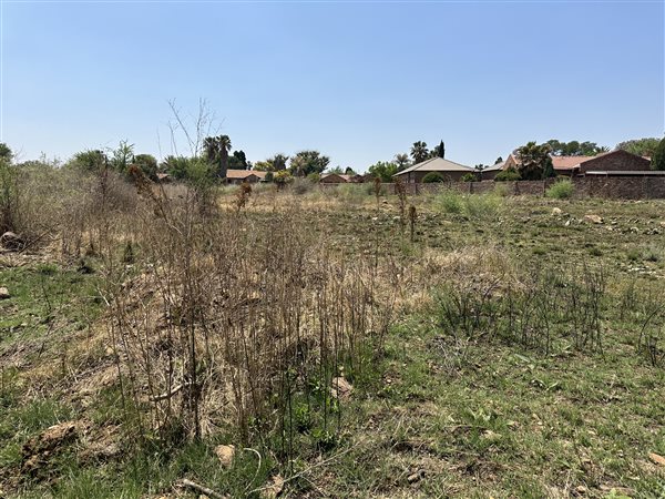 1 645 m² Land