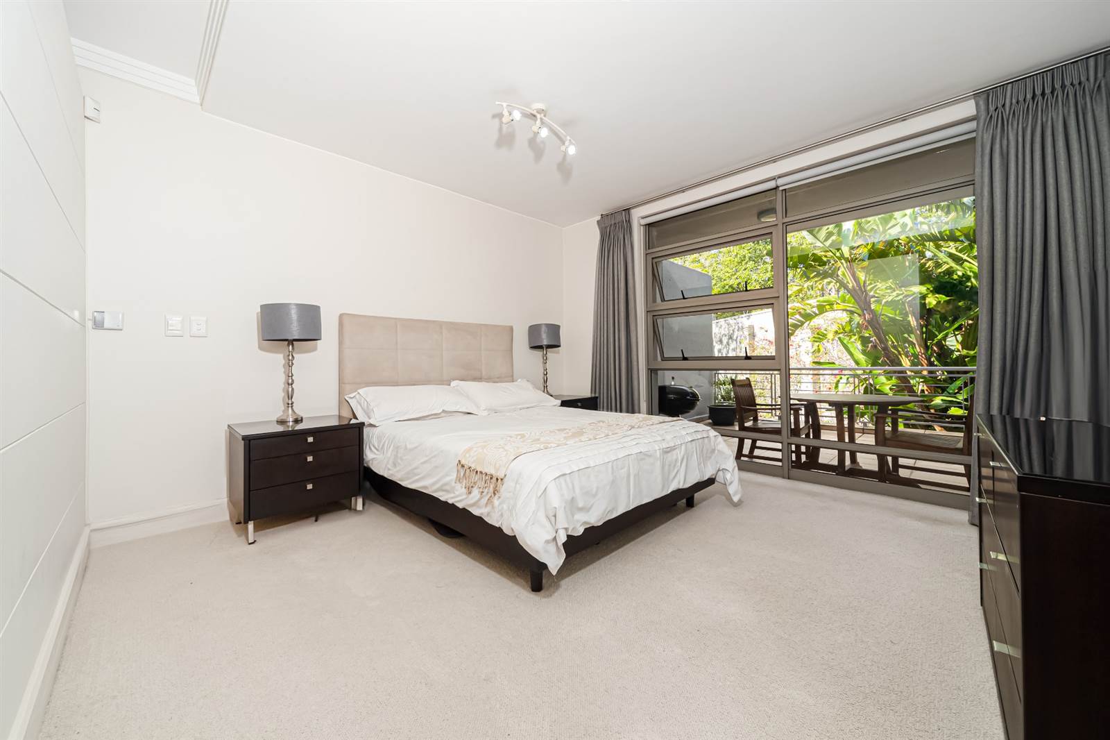 2 Bed Apartment in Hyde Park photo number 15