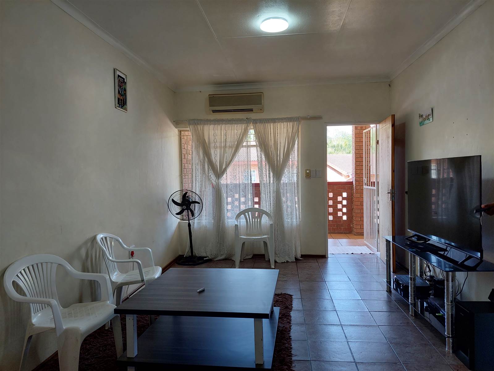 2 Bed Apartment in Sonheuwel photo number 3
