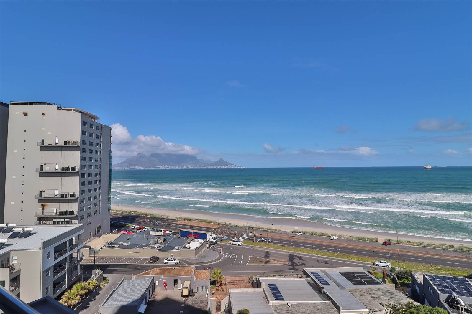 1 Bed Apartment in Bloubergstrand photo number 3