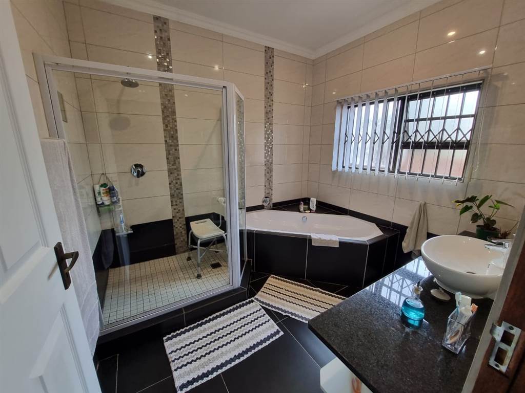 4 Bed House in Buffelspoort photo number 24