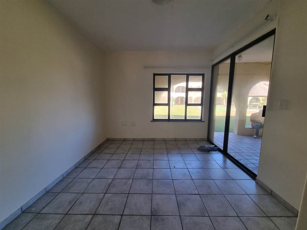 1.5 Bed Apartment in Winklespruit photo number 3