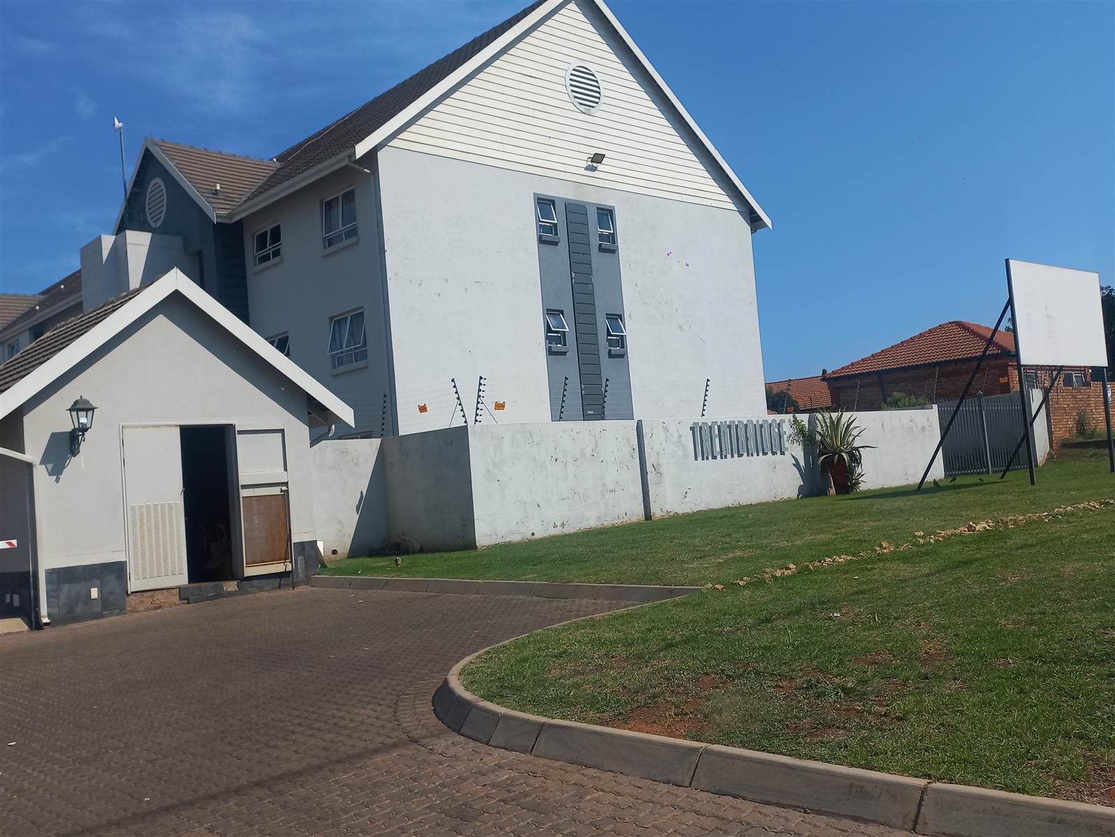 2 Bed Apartment in Doringkloof photo number 2