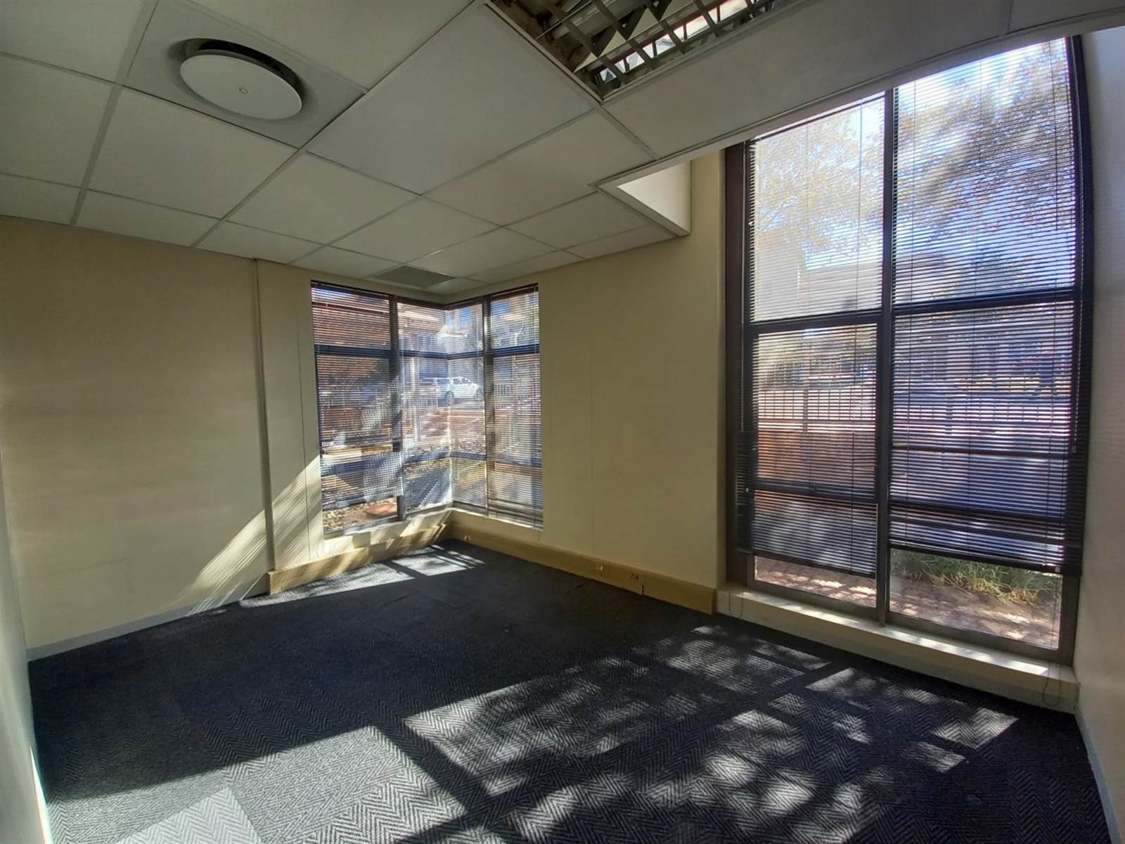 325  m² Office Space in Doringkloof photo number 18