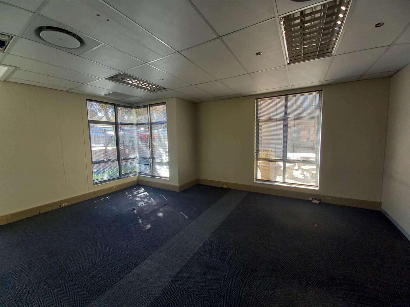 325  m² Office Space in Doringkloof photo number 16