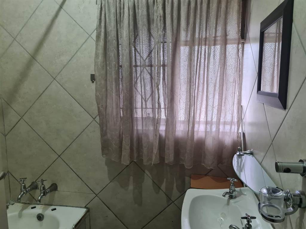 2 Bed Apartment in Phalaborwa photo number 11