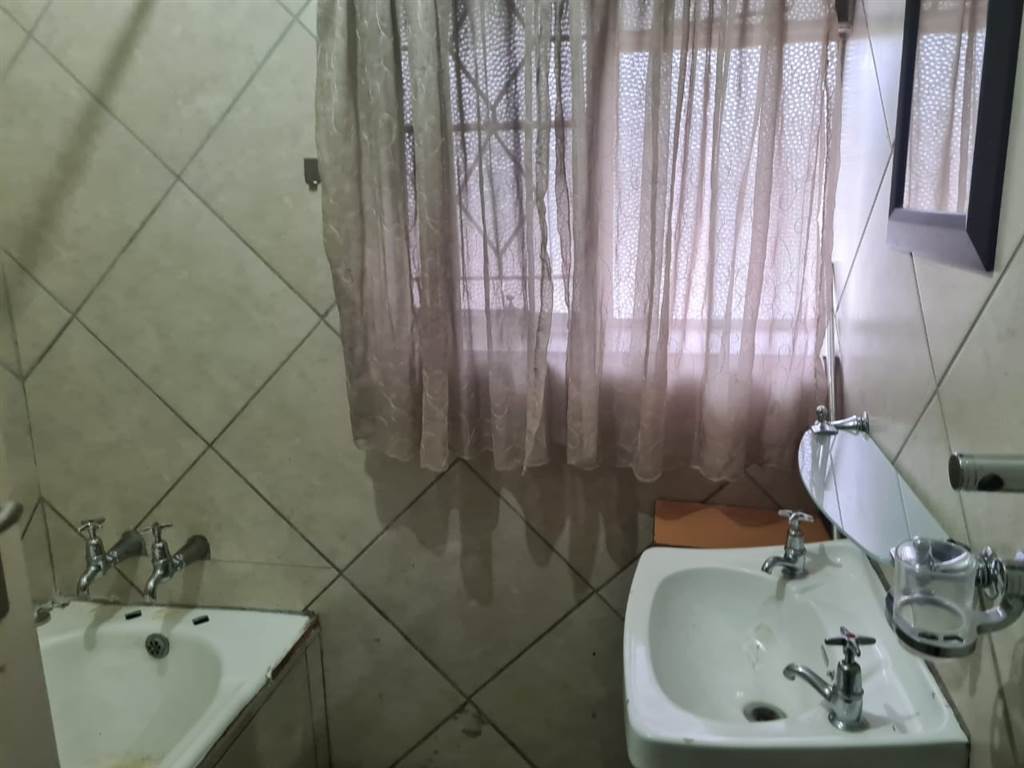 2 Bed Apartment in Phalaborwa photo number 8